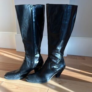 Born Black Heeled Boots Sleek Design